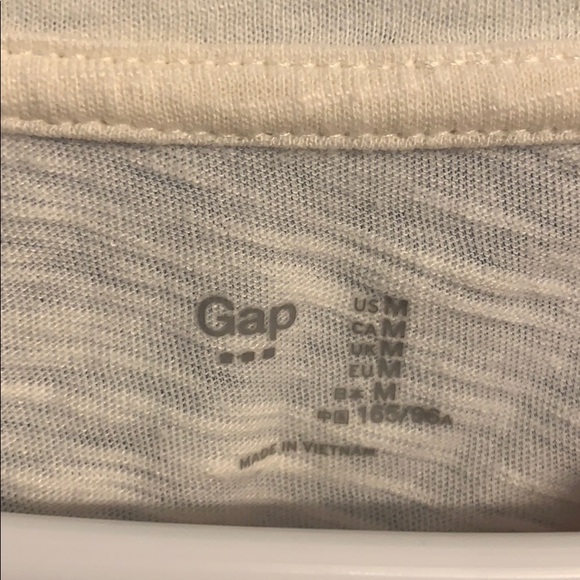 Cream colored gap T-shirt gray on front size med - Picture 3 of 4
